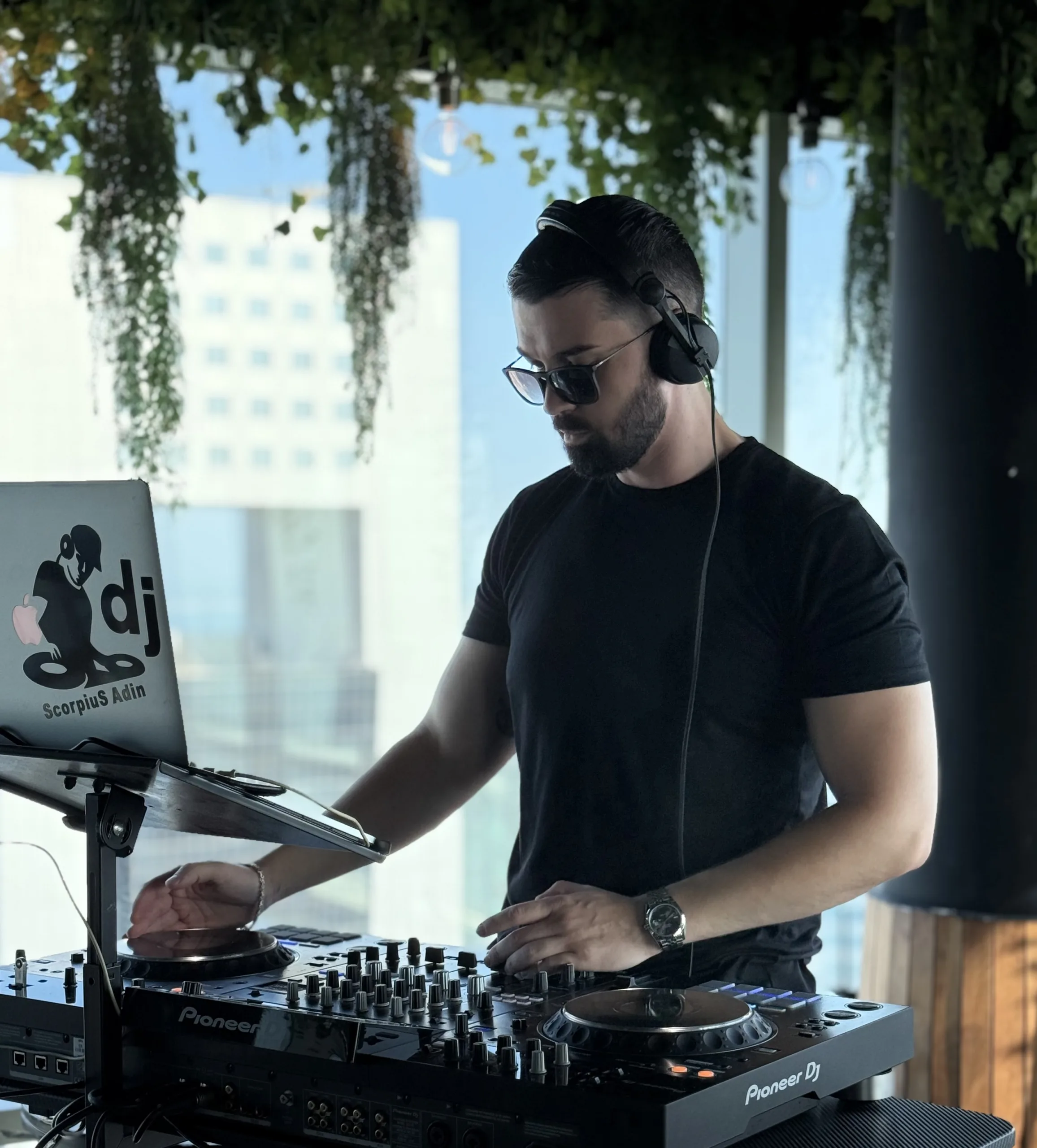 DJ